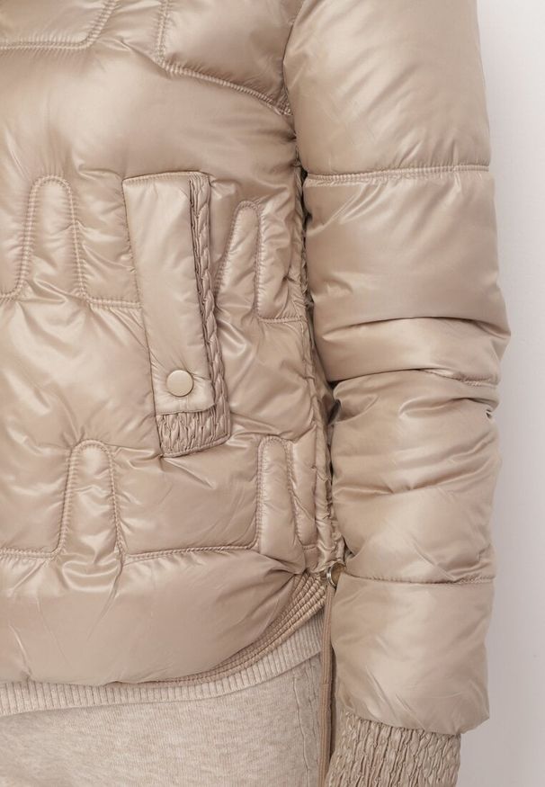 Born2be - Ciemnobeżowa Pikowana Kurtka z Odpinanym Kapturem Wydłużonym Tyłem i Ściągaczami Zinonia. Okazja: na co dzień. Kolor: beżowy. Materiał: wełna, skóra, jeans. Sezon: zima, jesień. Styl: casual, elegancki