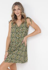 Born2be - Zielono-Czarna Trapezowa Sukienka z Wiskozy ze Ściągaczami na Ramionach Dorthi. Kolor: zielony. Materiał: wiskoza. Sezon: lato. Typ sukienki: trapezowe #2