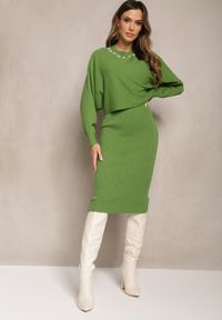 Renee - Zielony Dzianinowy Komplet z Prążkowaną Sukienką i Sweterkiem z Perełkami Smalthea. Kolor: zielony. Materiał: dzianina, prążkowany #3