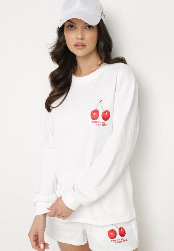 Born2be - Biała Bawełniana Bluza z Nadrukiem z Wiśniami Lilzeki. Kolor: biały. Materiał: bawełna. Długość rękawa: długi rękaw. Długość: długie. Wzór: nadruk. Styl: klasyczny