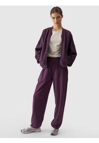 4f - Spodnie dresowe z szerokimi nogawkami damskie - fioletowe. Kolor: fioletowy. Materiał: dresówka #1