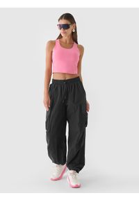 4f - Crop top treningowy szybkoschnący damski - różowy. Kolor: różowy. Materiał: włókno, syntetyk, dzianina, elastan, materiał. Długość rękawa: na ramiączkach. Wzór: jednolity, ze splotem, gładki. Sport: fitness