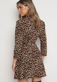Born2be - Brązowa Sukienka Mini ze Zwierzęcym Printem i Wiązanym Paskiem w Talii Crossie. Kolor: brązowy. Wzór: nadruk, motyw zwierzęcy. Długość: mini #4