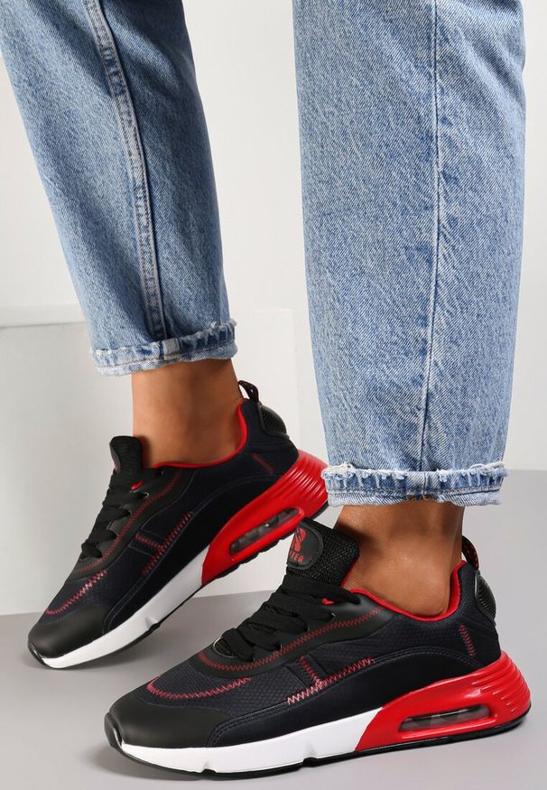 Renee - Czarno-Czerwone Sneakersy Qinerris. Okazja: na co dzień. Zapięcie: sznurówki. Kolor: czarny. Materiał: materiał, guma. Szerokość cholewki: normalna. Wzór: napisy, aplikacja