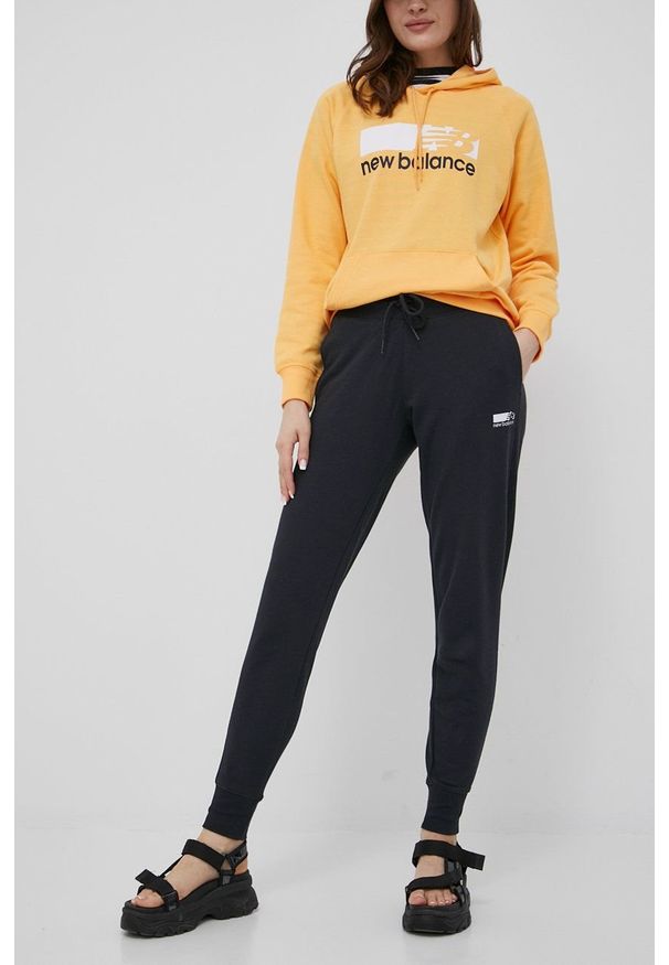 New Balance spodnie WP21801BK damskie kolor czarny z nadrukiem. Kolor: czarny. Wzór: nadruk