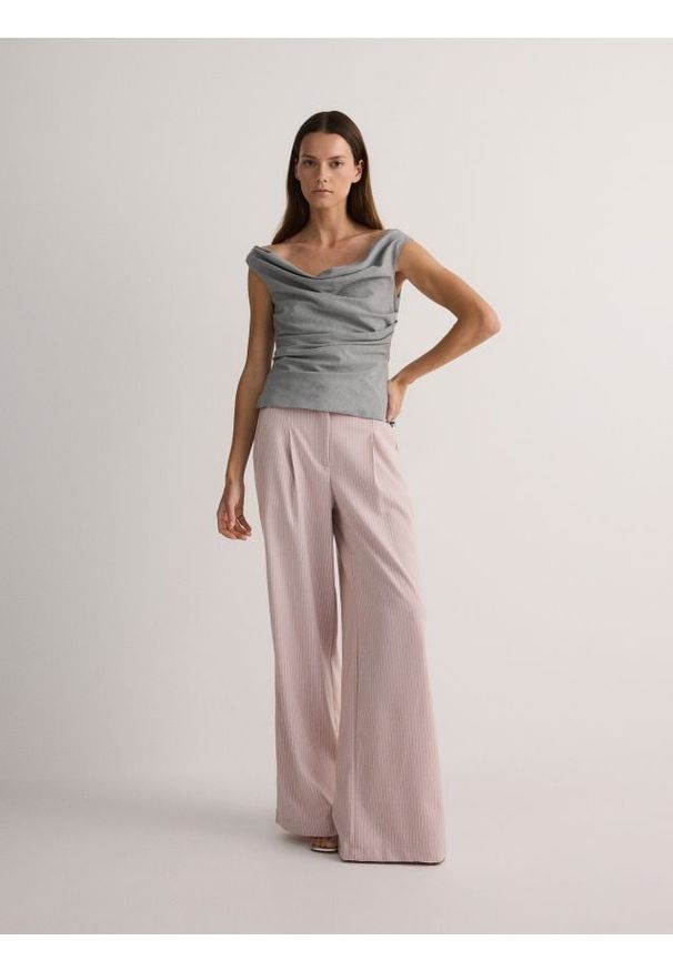 Reserved - Szerokie spodnie z zakładkami z wiskozą - brudny róż. Kolor: różowy. Materiał: wiskoza