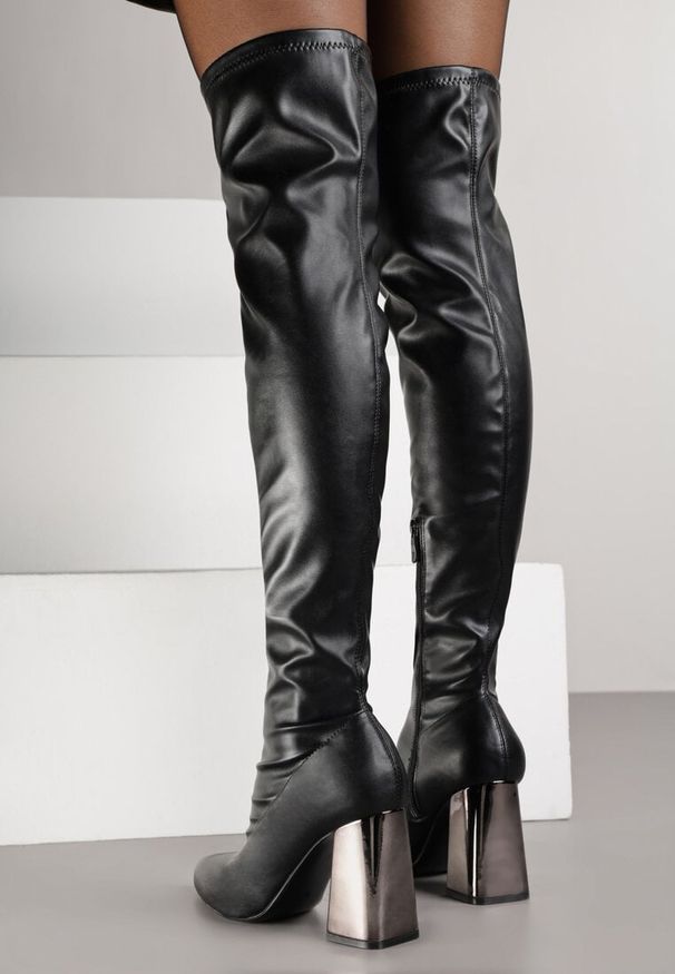 Renee - Czarne Eleganckie Kozaki Vices na Metalicznym Słupku z Dopasowaną Cholewką Nianesa. Okazja: na co dzień. Wysokość cholewki: przed kolano. Kolor: czarny. Materiał: satyna. Szerokość cholewki: normalna. Wzór: aplikacja. Obcas: na słupku. Styl: elegancki