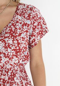 Born2be - Czerwona Bawełniana Sukienka w Kwiatki z Gumką w Talii i Guzikami Ronalika. Okazja: na co dzień. Typ kołnierza: dekolt w serek. Kolor: czerwony. Materiał: bawełna. Wzór: kwiaty. Typ sukienki: rozkloszowane. Styl: klasyczny, casual, elegancki #5