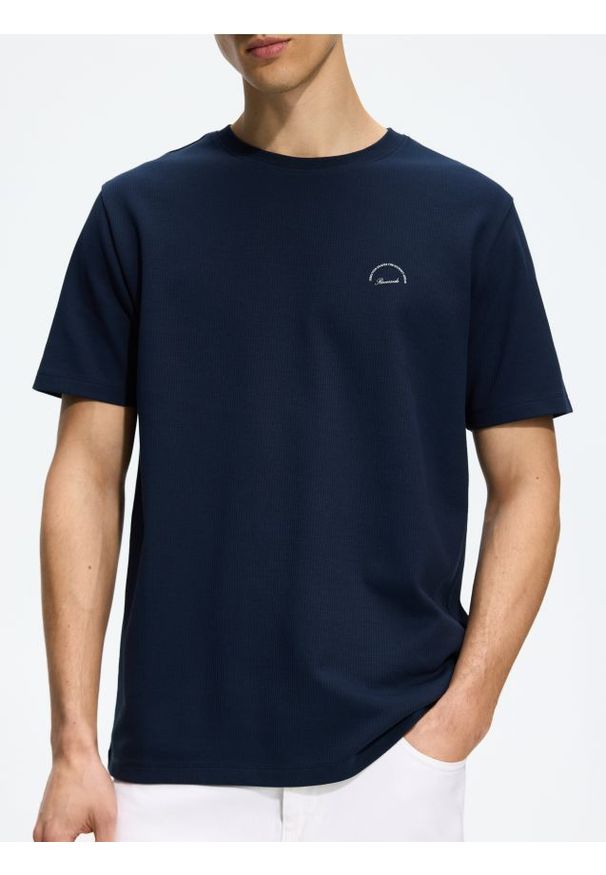 Reserved - Strukturalny t-shirt regular fit - granatowy. Kolor: niebieski. Materiał: bawełna, dzianina
