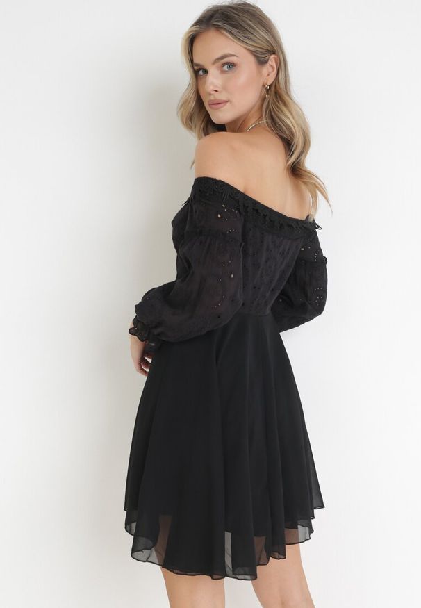 Born2be - Czarna Sukienka Mini ze Sznurowaniem Ozdobiona Koronką Olymetina. Kolor: czarny. Materiał: koronka. Wzór: aplikacja, koronka. Długość: mini