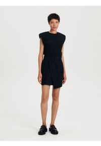 Reserved - Asymetryczna spódnica mini - czarny. Kolor: czarny. Materiał: tkanina, wiskoza. Wzór: gładki #1