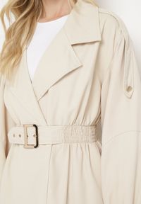 Born2be - Beżowy Krótki Płaszcz z Bufiastymi Rękawami i Elastycznym Paskiem z Klamrą Lirenda. Okazja: na co dzień. Kolor: beżowy. Długość: krótkie. Styl: casual, elegancki, klasyczny #5