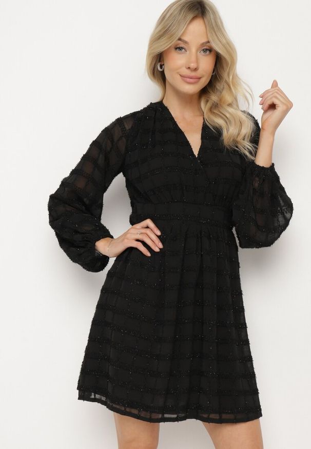 Born2be - Czarna Błyszcząca Sukienka o Rozkloszowanym Kopertowym Kroju z Odkrytymi Plecami Issanea. Okazja: na co dzień. Kolor: czarny. Materiał: skóra. Wzór: aplikacja. Typ sukienki: kopertowe. Styl: casual, elegancki, rockowy