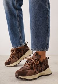 Renee - Ciemnobrązowe Sneakersy Chunky z Zamszowymi Wstawkami Tasiemkami i Bieżnikiem Oyesei. Kolor: brązowy. Materiał: zamsz #1