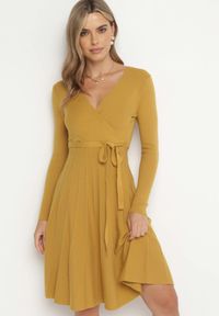 Born2be - Żółta Sukienka Dzianinowa i Rozkloszowana z Kopertowym Dekoltem Hagdeh. Kolor: żółty. Materiał: dzianina. Długość rękawa: długi rękaw. Wzór: paski. Typ sukienki: kopertowe. Długość: midi #3