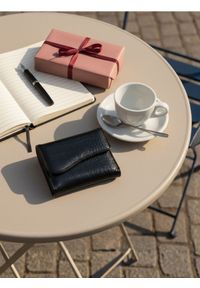 Sinsay - Czarny portfel z imitacji skóry krokodyla - czarny. Kolor: czarny. Materiał: skóra #1