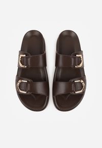 Born2be - Ciemnobrązowe Klapki Ozdobione Dwoma Klamrami Sthosaildy. Okazja: na spacer. Kolor: brązowy. Materiał: satyna. Wzór: aplikacja. Sezon: lato. Styl: elegancki, boho #9