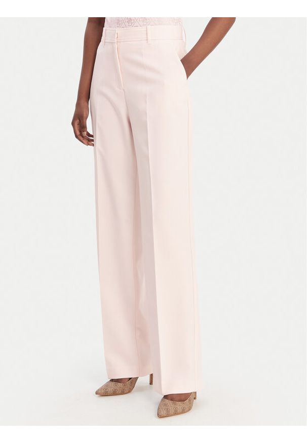Guess Spodnie materiałowe W6RB02 WH9Y2 Różowy Regular Fit. Kolor: różowy. Materiał: syntetyk
