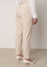 Born2be - Beżowe Spodnie Typu Cygaretki z Wysokim Stanem Paskiem i Klamrą Półksiężycem Vikirae. Okazja: na spotkanie biznesowe, do pracy. Stan: podwyższony. Kolor: beżowy. Styl: biznesowy, elegancki, klasyczny #6