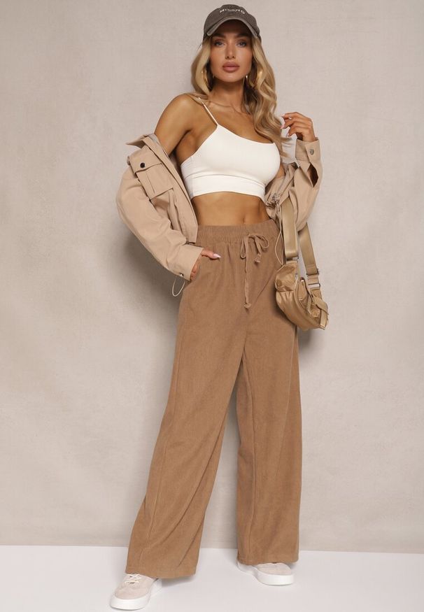 Renee - Ciemnobeżowe Spodnie o Szerokim Kroju High Waist z Wiązaniem w Pasie Ettianne. Okazja: na co dzień. Stan: podwyższony. Kolor: beżowy. Styl: casual, elegancki