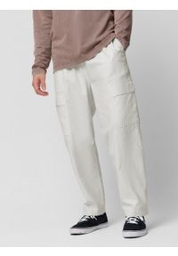 outhorn - Spodnie tkaninowe cargo męskie - kremowe. Kolor: kremowy. Materiał: tkanina #7