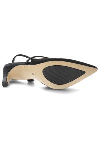 Czółenka damskie S.Barski, cholewka ze skóry naturalnej zamszowej elegancki fason slingback na stabilnym obcasie, czarne, CR61-3048. Okazja: do pracy, na spotkanie biznesowe. Nosek buta: szpiczasty. Zapięcie: pasek. Kolor: czarny. Szerokość cholewki: normalna. Wzór: paski, aplikacja. Materiał: skóra, zamsz. Obcas: na obcasie. Styl: elegancki. Wysokość obcasa: średni #2