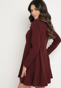 Born2be - Bordowa Elegancka Sukienka o Rozkloszowanym Kroju Temitonia. Kolor: czerwony. Długość rękawa: długi rękaw. Styl: elegancki #3