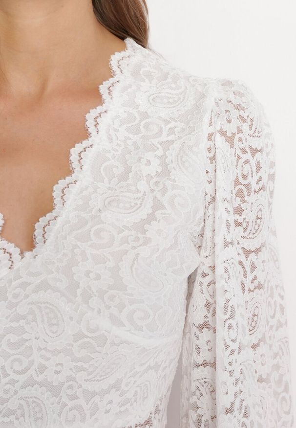 Born2be - Biała Krótka Bluzka Koronkowa z Mantkietami Leerive. Kolor: biały. Materiał: koronka. Długość: krótkie