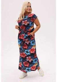 Moda Size Plus Iwanek - Granatowa sukienka Florida MAXI w hibiskusy i tropikalne kwiaty PLUS SIZE XXL OVERSIZE. Okazja: do pracy, na co dzień, na spacer. Kolekcja: plus size. Kolor: niebieski. Wzór: kwiaty. Typ sukienki: oversize, dla puszystych. Materiał: wiskoza, tkanina, elastan, dzianina. Długość rękawa: krótki rękaw. Sezon: wiosna, lato. Styl: wakacyjny, casual, elegancki. Długość: maxi