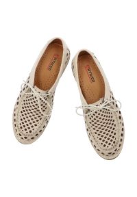 Półbuty damskie Artiker, cholewka skóra naturalna ażurowa perforacja sznurowanie z przodu miękka linia niski fason elastyczne wykończenie zaokrąglony. Okazja: na co dzień. Zapięcie: sznurówki. Kolor: beżowy. Materiał: skóra. Szerokość cholewki: normalna. Wzór: ażurowy. Sezon: lato. Styl: casual, elegancki, klasyczny #2