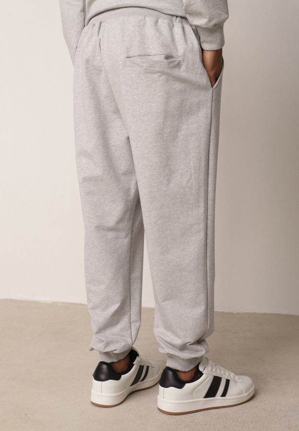 Born2be - Szare Spodnie Dresowe z Bawełną ze Ściągaczami Hailise. Okazja: do domu, na co dzień. Kolor: szary. Materiał: bawełna, dresówka. Styl: sportowy, casual