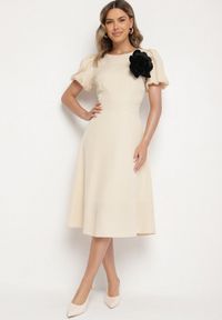 Born2be - Beżowa Sukienka Vices o Rozkloszowanym Kroju z Odpinanym Kwiatem 3D Rallarea. Kolor: beżowy. Wzór: kwiaty. Sezon: wiosna, lato #2