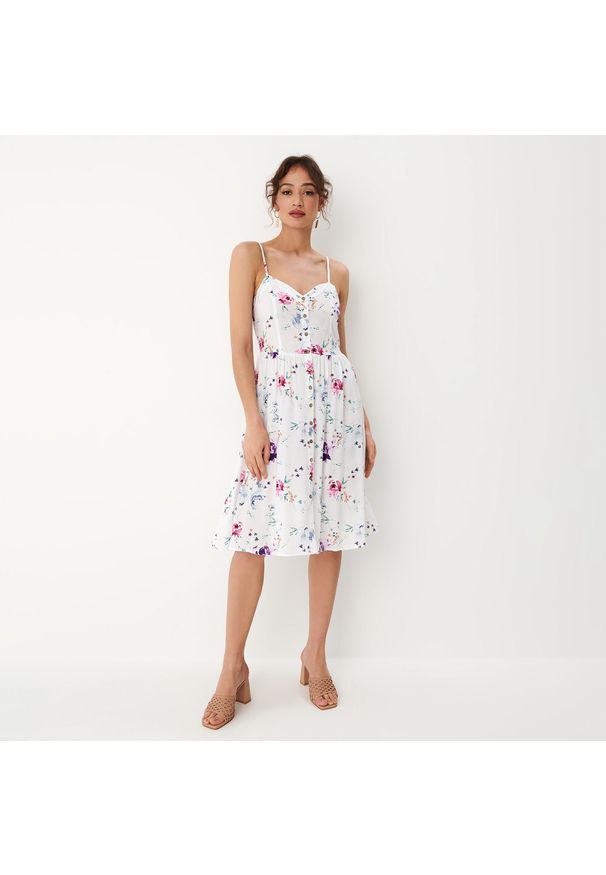 Mohito - Kwiatowa sukienka midi na ramiączkach - Wielobarwny. Długość rękawa: na ramiączkach. Wzór: kwiaty. Długość: midi