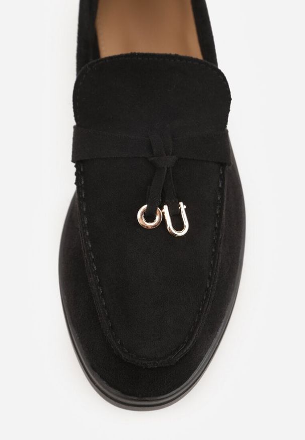 Renee - Czarne Mokasyny z Imitacji Zamszu Zdobione Zawieszką i Przeszyciem Aezoris. Okazja: na co dzień. Kolor: czarny. Materiał: zamsz. Wzór: aplikacja. Styl: casual, elegancki