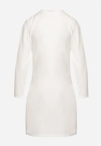 Born2be - Biała Sukienka Kopertowa z Ozdobnym Marszczeniem Ohildria. Kolor: biały. Typ sukienki: kopertowe. Styl: elegancki