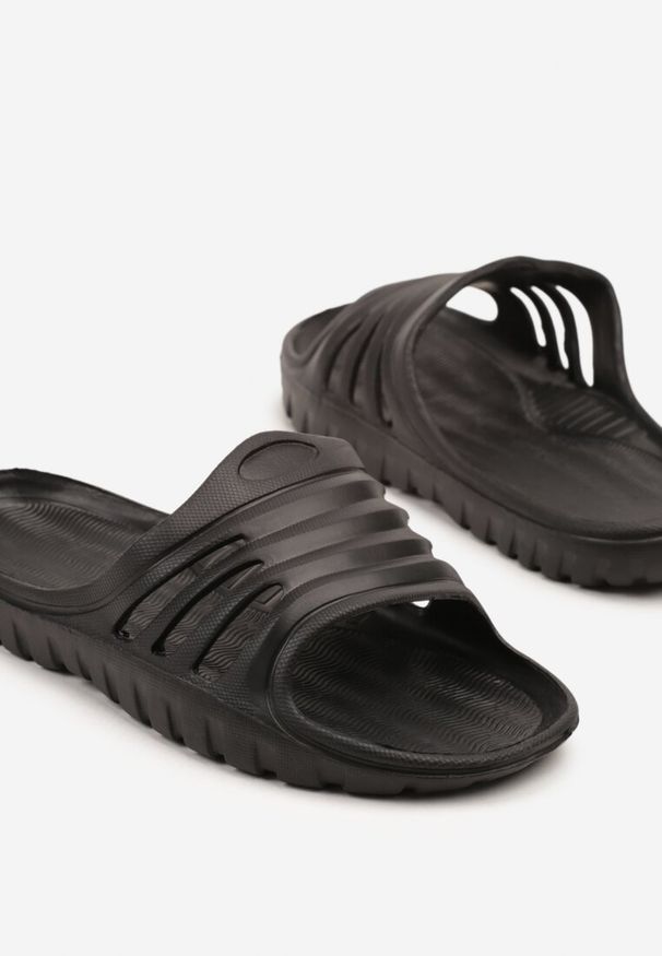Born2be - Czarne Klapki Piankowe na Basen z Wycięciami Natanira. Okazja: na plażę. Nosek buta: otwarty. Kolor: czarny. Sezon: lato. Styl: elegancki