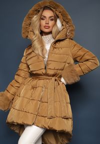 Renee - Brązowa Kurtka Pikowana z Futerkiem Pasilinai. Kolor: brązowy. Materiał: futro. Długość rękawa: długi rękaw. Długość: długie. Sezon: zima, jesień #2