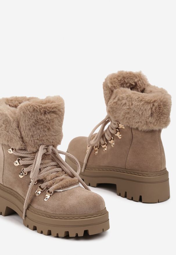 Renee - Ciemnobeżowe Traperki z Futerkiem na Grubej Podeszwie Tairene. Okazja: na co dzień. Kolor: beżowy. Materiał: futro. Styl: klasyczny, casual