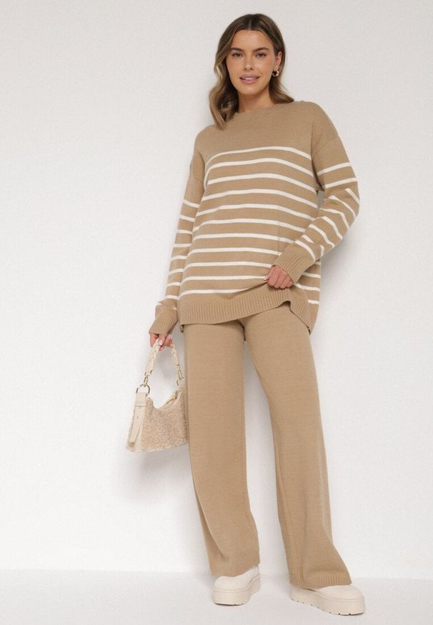 Born2be - Ciemnobeżowy Komplet z Wełną i Bawełną Sweter w Paski i Szerokie Spodnie Neveena. Kolor: beżowy. Materiał: wełna, bawełna. Wzór: paski