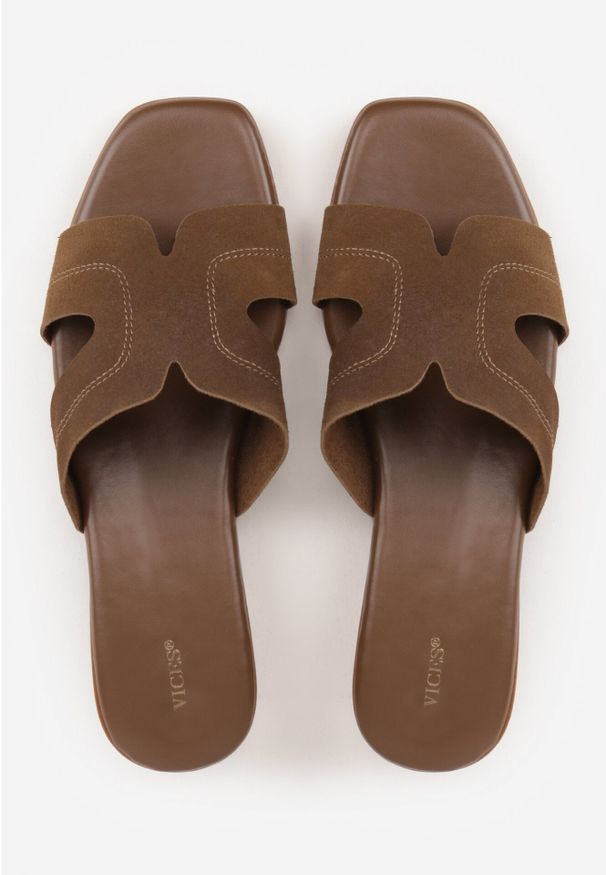 Born2be - Ciemnobrązowe Klapki VICES na Niskim Słupku z Ozdobnymi Wycięciami w Cholewce Celatheis. Okazja: na co dzień, na spacer. Kolor: brązowy. Materiał: len. Wzór: haft. Sezon: lato. Obcas: na słupku. Styl: casual, elegancki