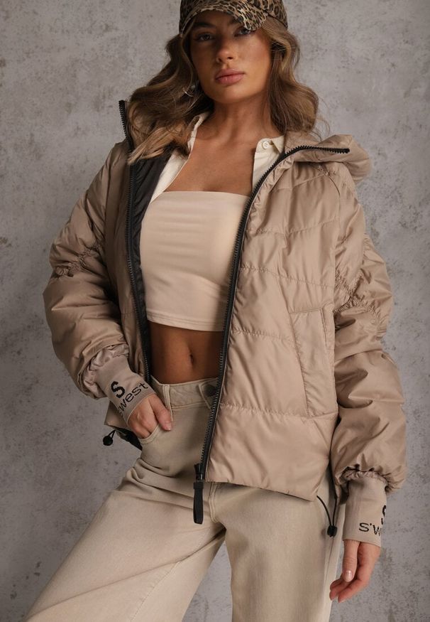 Renee - Ciemnobeżowa Pikowana Kurtka Puffer z Kapturem Ozdobiona Napisami Orellana. Okazja: na co dzień. Typ kołnierza: kaptur. Kolor: beżowy. Materiał: poliester, jeans. Wzór: aplikacja, napisy. Sezon: wiosna. Styl: casual