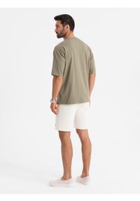 Ombre Clothing - Męski t-shirt bawełniany LOOSE FIT z okrągłym dekoltem – khaki V8. Okazja: na co dzień. Kolor: brązowy. Materiał: bawełna. Styl: casual