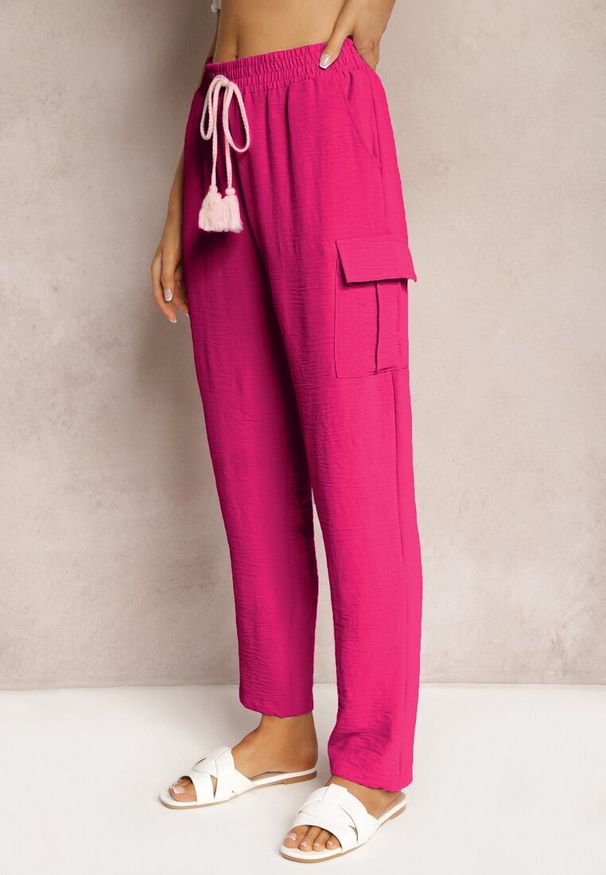 Renee - Fuksjowe Spodnie High Waist o Kroju Bojówek z Kieszeniami Wykończone Gumką w Pasie Efiene. Okazja: na co dzień. Stan: podwyższony. Kolor: różowy. Styl: casual