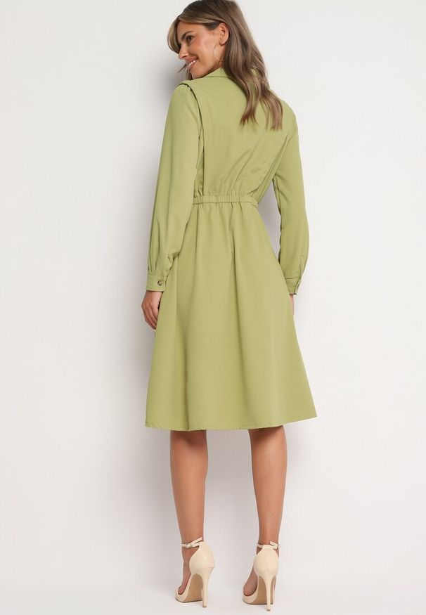 Born2be - Jasnozielona Sukienka o Koszulowym Kroju z Gumką i Paskiem w Talii Fiseria. Okazja: na co dzień. Kolor: zielony. Materiał: materiał. Wzór: aplikacja. Typ sukienki: koszulowe. Styl: klasyczny, casual, elegancki