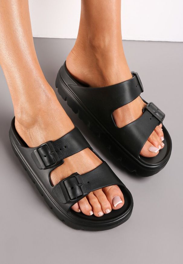 Born2be - Czarne Klapki z Paskami ze Sprzączkami na Platformie Avalona. Okazja: na co dzień, na spacer. Kolor: czarny. Sezon: lato. Obcas: na platformie. Styl: elegancki, casual