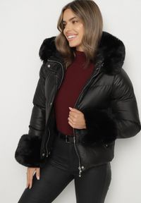 Born2be - Czarna Pikowana Kurtka z Kapturem Zdobiona Futerkiem Olenesa. Okazja: na co dzień. Typ kołnierza: kaptur. Kolor: czarny. Materiał: futro. Wzór: aplikacja. Styl: casual #2