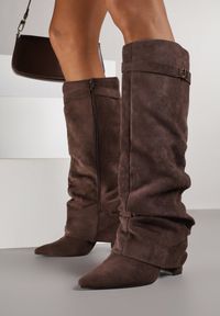 Renee - Brązowe Marszczone Kozaki na Słupkowym Obcasie z Wywiniętą Cholewką Runella. Okazja: na imprezę, na co dzień. Kolor: brązowy. Materiał: skóra, jeans. Szerokość cholewki: normalna. Obcas: na obcasie. Styl: casual, elegancki. Wysokość obcasa: średni #1