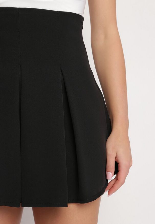 Born2be - Czarna Spódnica Mini Trapezowa z Zakładkami Zanirria. Kolor: czarny. Styl: elegancki