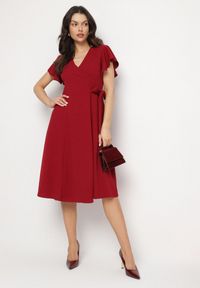 Born2be - Bordowa Rozkloszowana Sukienka Kopertowa z Wiązaniem w Talii Dannila. Kolor: czerwony. Wzór: aplikacja. Typ sukienki: kopertowe #2