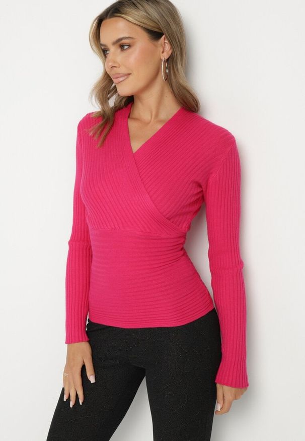 Born2be - Fuksjowy Dopasowany Sweter w Prążki z Kopertowym Dekoltem Masasani. Kolor: różowy. Materiał: bawełna. Wzór: prążki